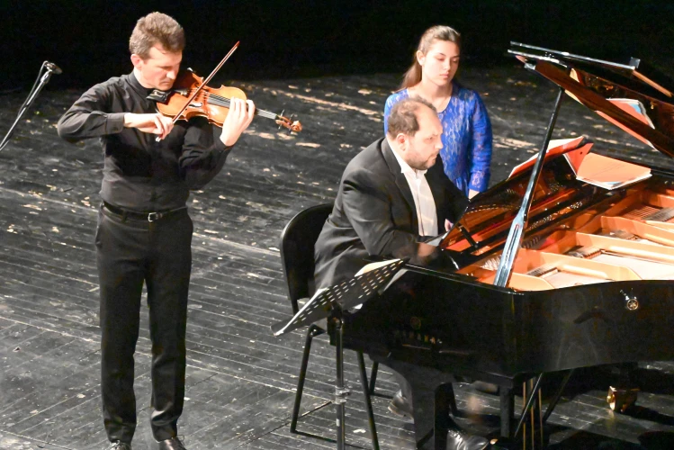 Концерт на цигуларя Светлин Русев и диригента Вахан Мардиросян